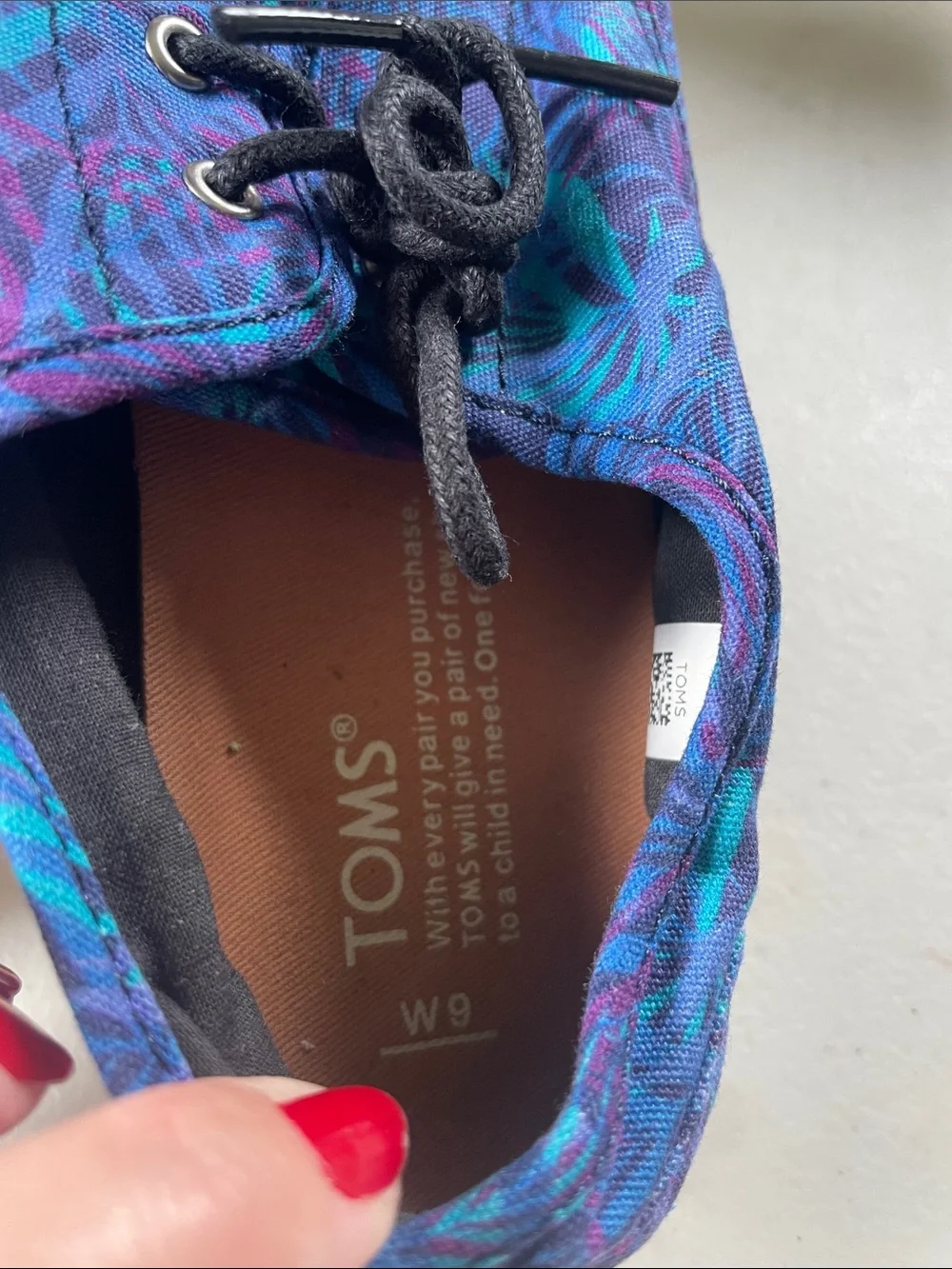 TOMS Women’s Blue & Teal Patterned Canvas Sneakers size 9
